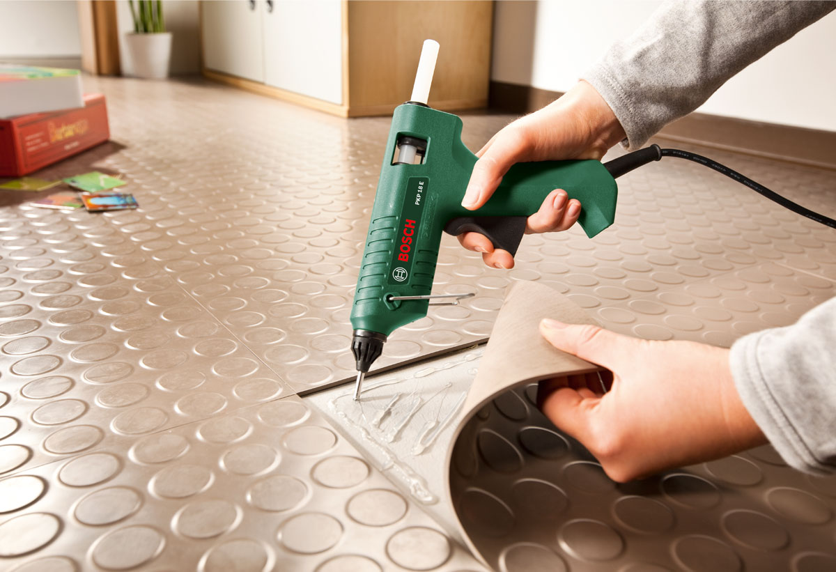 Απεικονίζεται το πιστόλι θερμοκόλλησης 